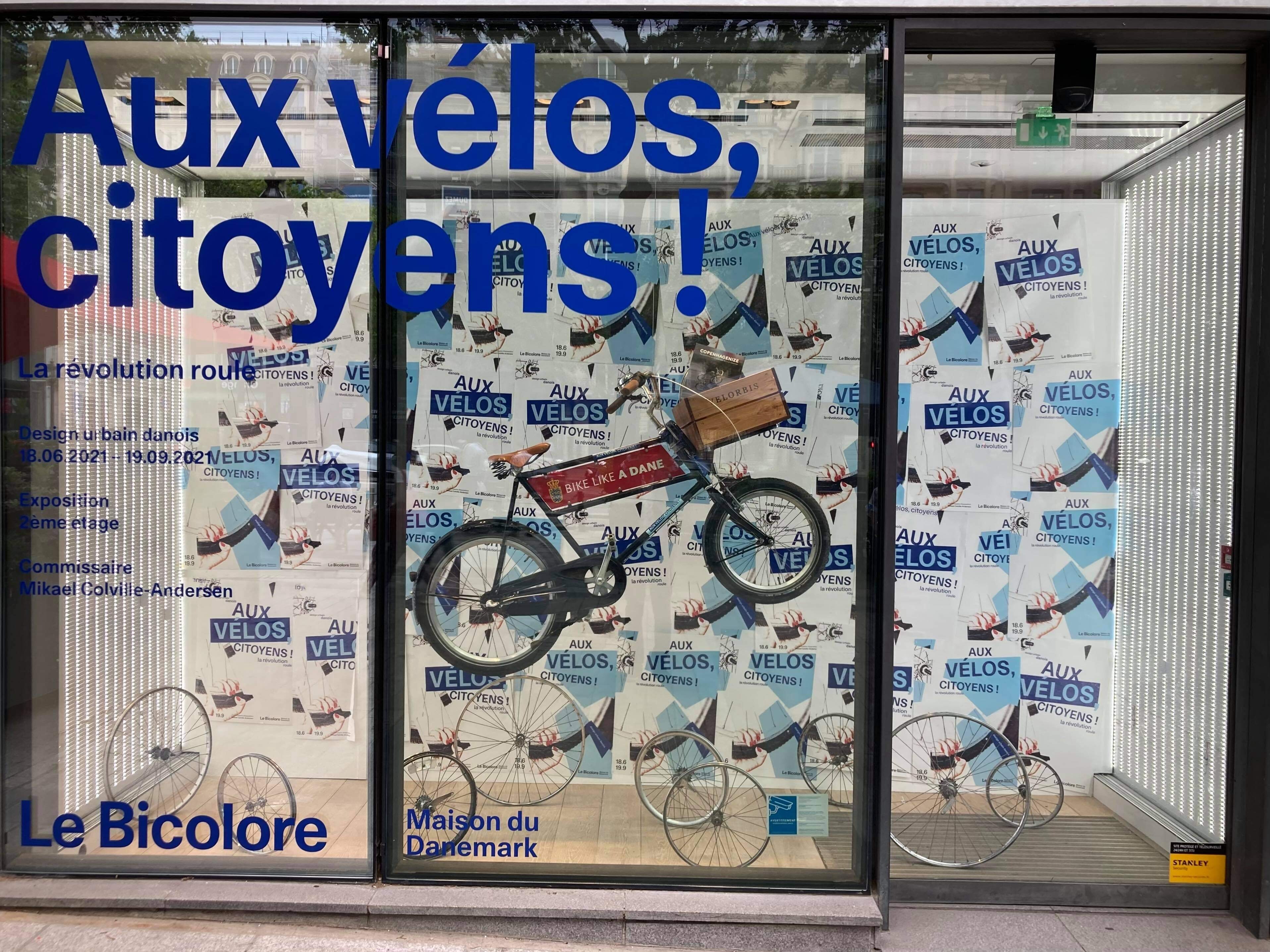 Aux vélos citoyens Champs Elysées
