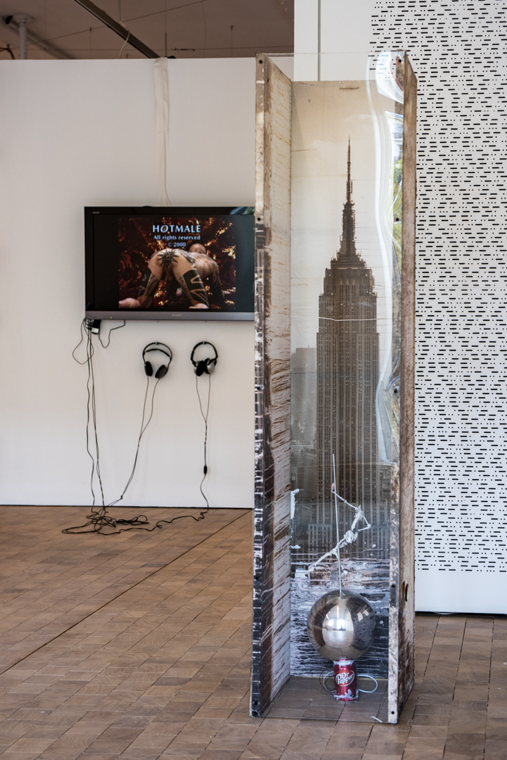 X . A CAPITAL DESIRE 16 ©Emmanuel Aguirre